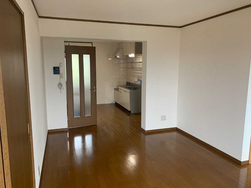 部屋を歩いた際の床鳴りなどは、物件に入ってみないとわからない