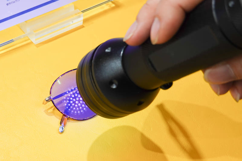 4月発売の調光レンズコーティング。光を当てるとレンズが黒く変色して紫外線などを防ぐ。従来のものより素速く色が変わるのが特徴
