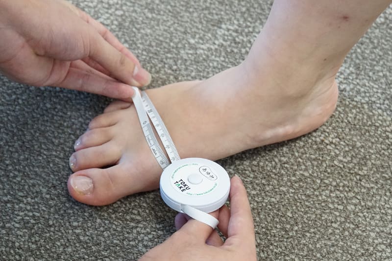 足囲を採寸している様子