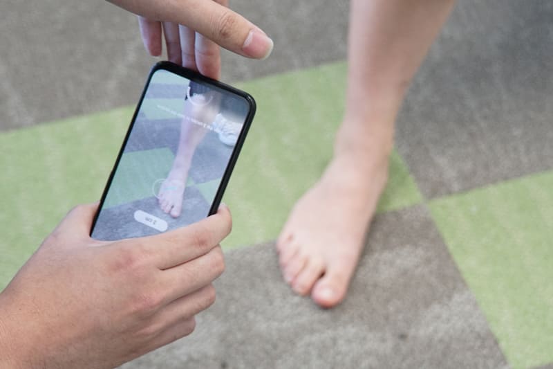 ヴィジュアライズで採寸している様子。1人で使用することを想定しており、通常上から画面を見る態勢になるため、画面内の文字は逆さま