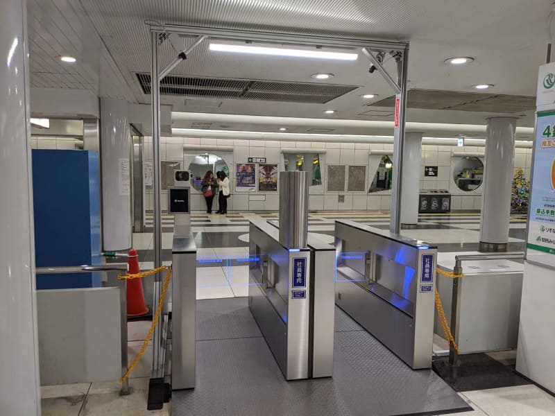 大阪メトロがドーム前千代崎駅で実験中の顔認証ゲート。ゲートは2つ並んでおり、左が顔認証、右がQRコード改札となっている