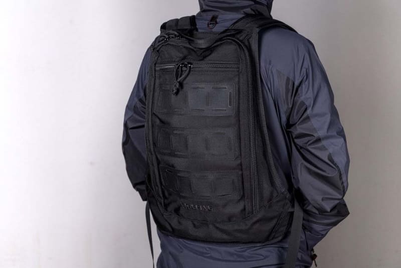 PROGRESSIVE HUGGER BLACK