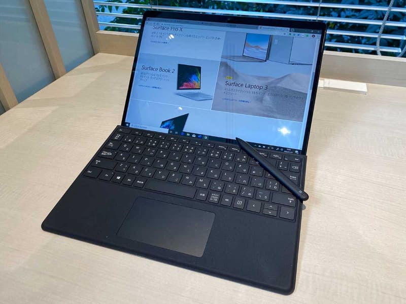 マイクロソフトの「Surface Pro X」。本体と別売の専用「タイプカバー」のセット