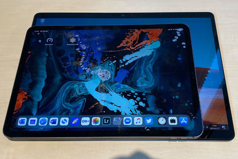 手元にあったiPad Pro 11インチモデルとの比較。ディスプレイのサイズ分、一回り大きい