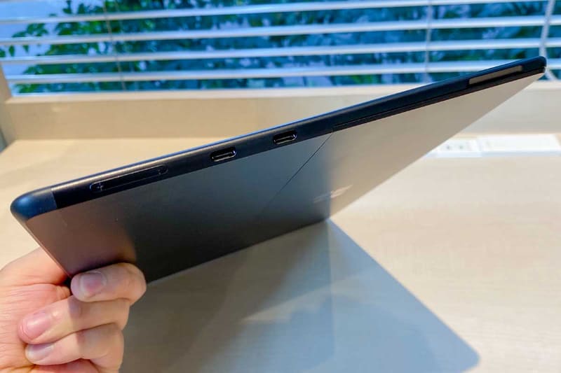 本体左側。中央にUSB Type-Cコネクターが2つ。これは充電にも使えるが、5Vからの充電はできなかった