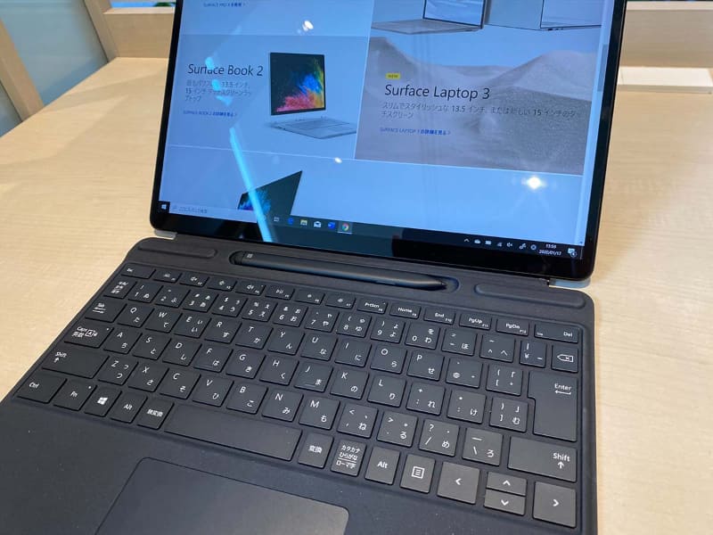 Surface Pro X専用のタイプカバーは、ペンが内蔵できるものがある。こちらの場合、折り畳むと隠れるところに薄型のペンが入る