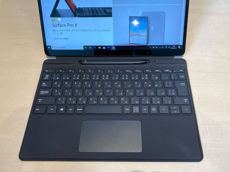 Surface Pro X専用のタイプカバーは、ペンが内蔵できるものがある。こちらの場合、折り畳むと隠れるところに薄型のペンが入る