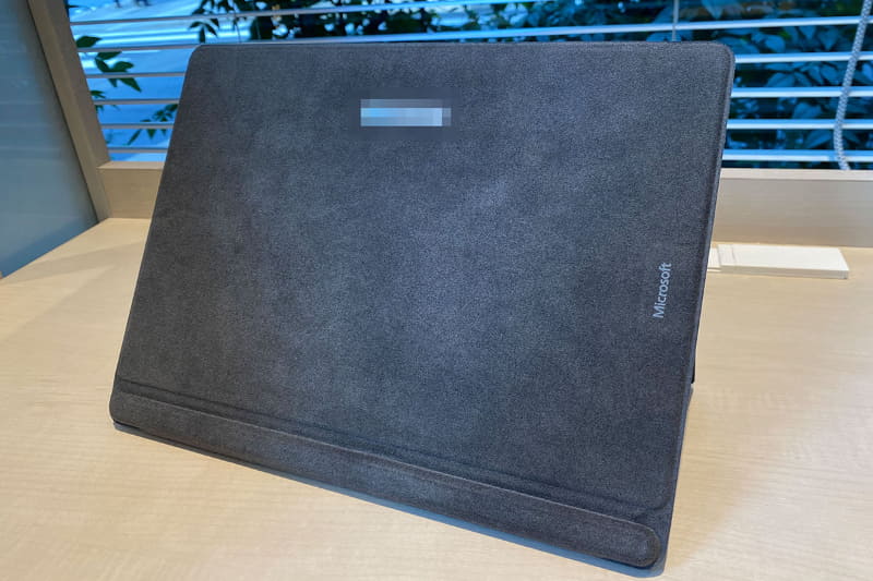 閉じるとこんな感じ。(モザイクは貸出機器用の管理番号を隠したもの)