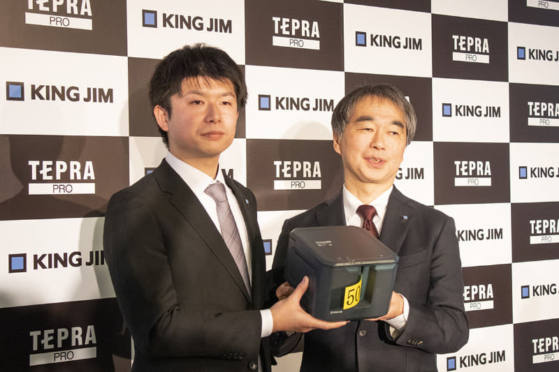 キングジム 開発本部 畑山優貴氏(左)、常務取締役 開発本部長 亀田登信氏(右)