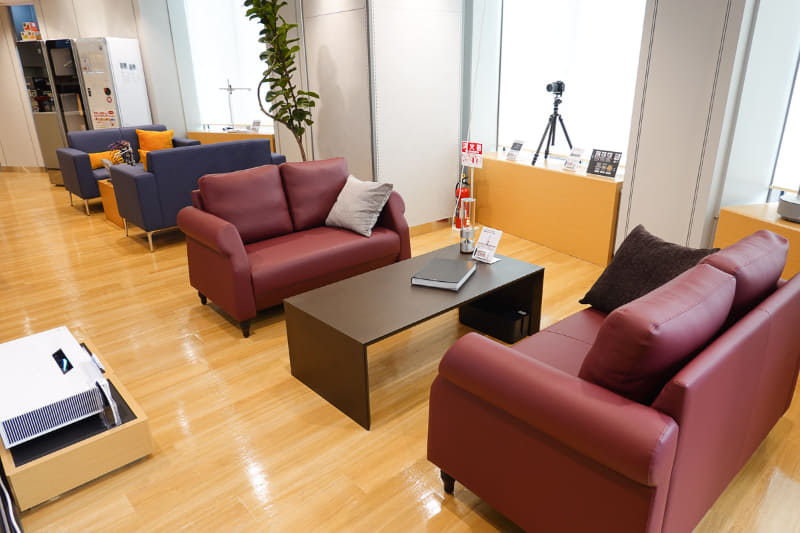 大型のソファーを設置