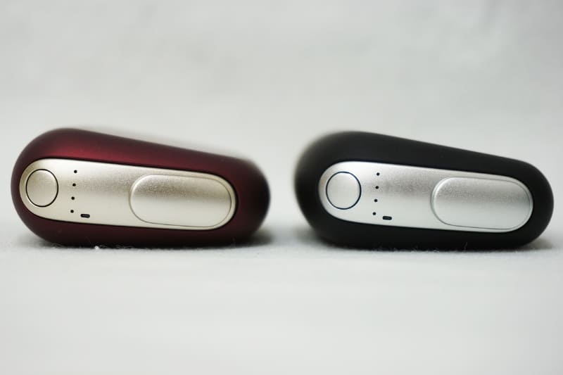 ゴールドのスライドカバー(左)。右は従来モデル