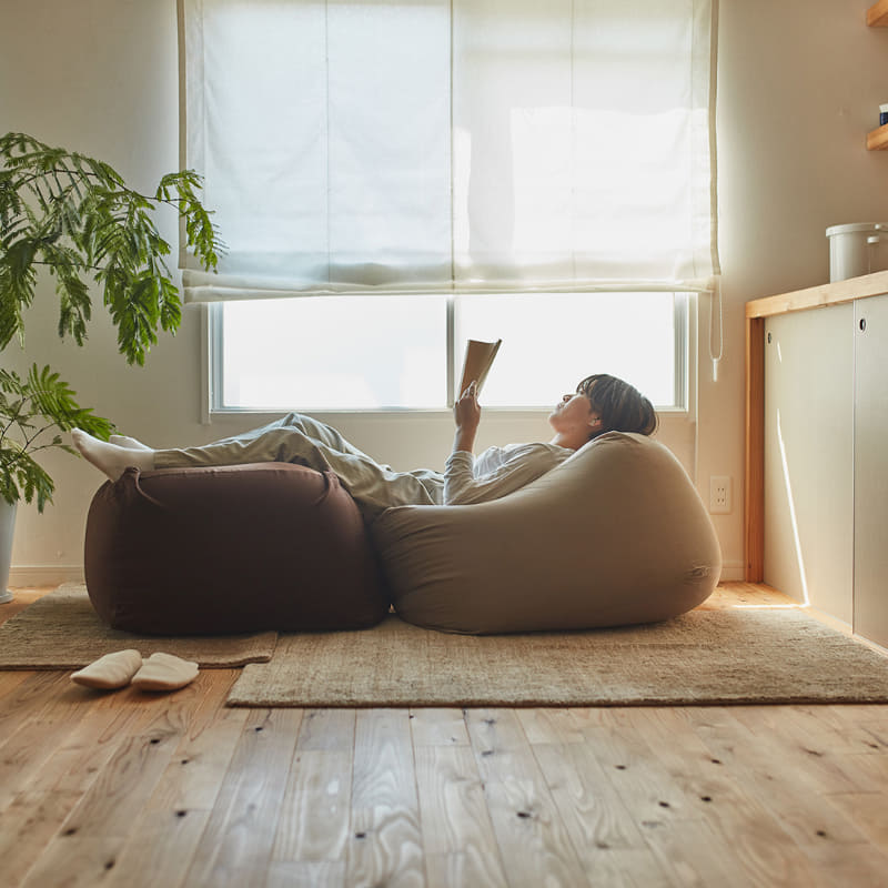 体にフィットするソファ