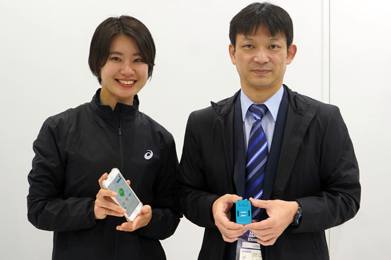 アシックス スポーツ工学研究所 アパレル・エクイップメント機能研究部 サービス機能開発チームの平川奈央氏(左)とカシオ計算機 羽村技術センター 事業開発センター 事業企画部 山本太氏(右)