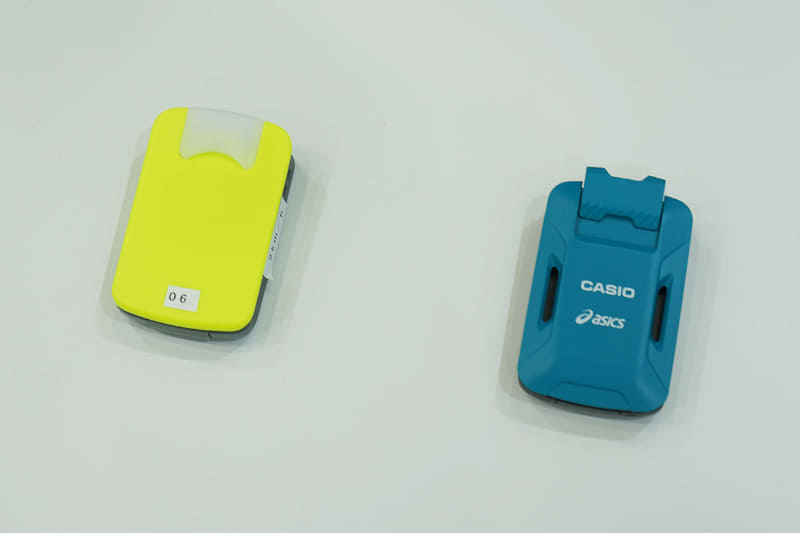 今回のデモで使ったモーショントラッカー(左)