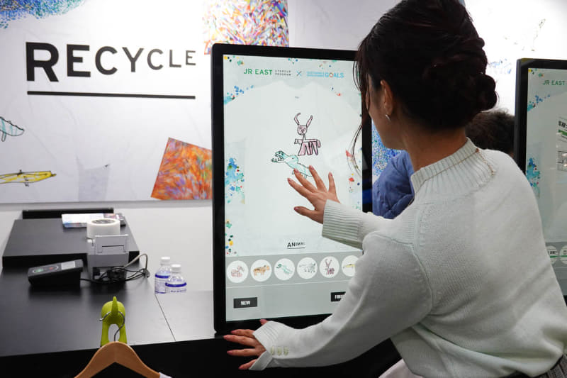 イラストは拡大縮小回転など自分でデザインできる