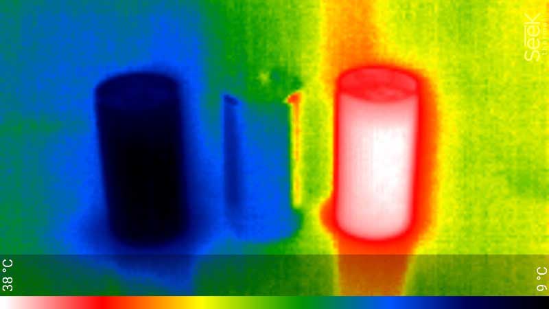 「画面内の物体だけで温度を比較」というのは信頼性が高い。これは缶コーヒーの、コールド、常温、ホットを並べた状態だが、温度の違いは一目瞭然。これを人間に置き換えれば、体温が著しく高い人を検出することは可能だ
