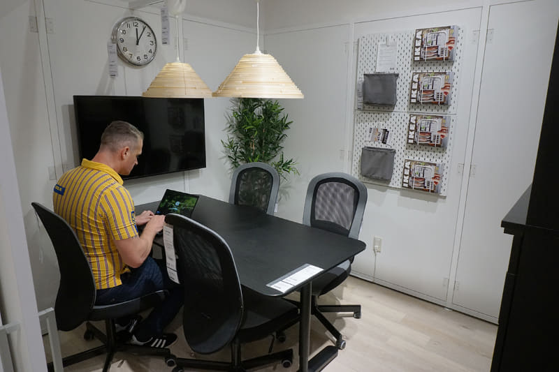 大小それぞれの打ち合わせスペースのセットアップ例を展示