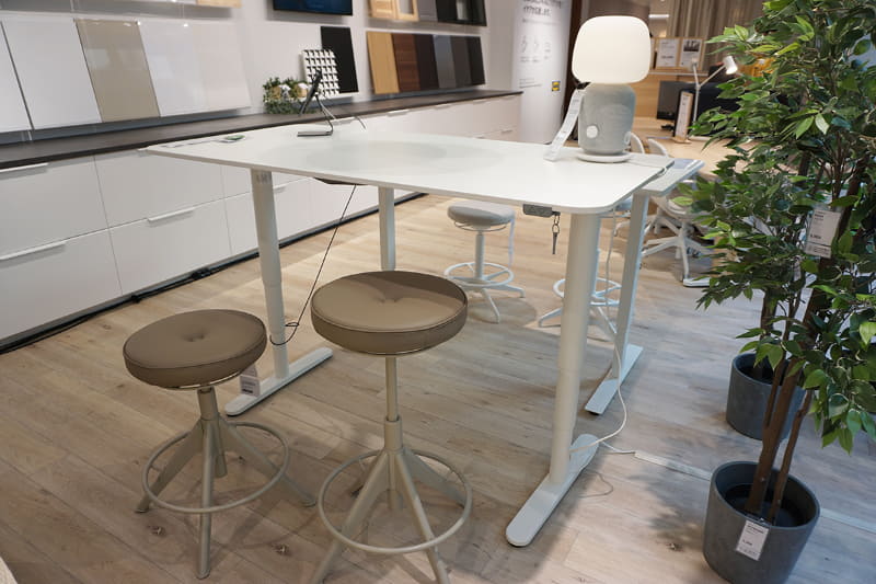 ボタン操作で高さが変えられるベカント デスク 昇降式 160×80cm(79,990円/税込)