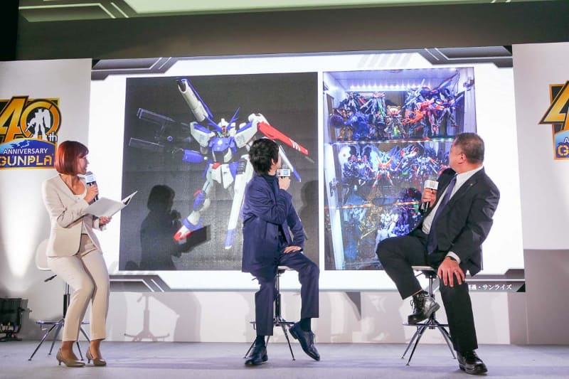 本郷氏が作成したガンプラと自宅のショーケース。入りきらないとのこと