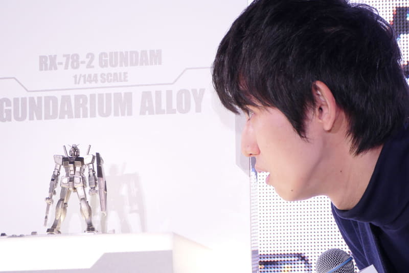 至近距離で「ガンダリウム合金モデル 1/144スケール RX-78-2 ガンダム」を鑑賞する本郷奏多氏
