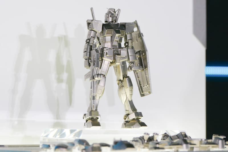 「ガンダリウム合金モデル 1/144スケール RX-78-2 ガンダム」