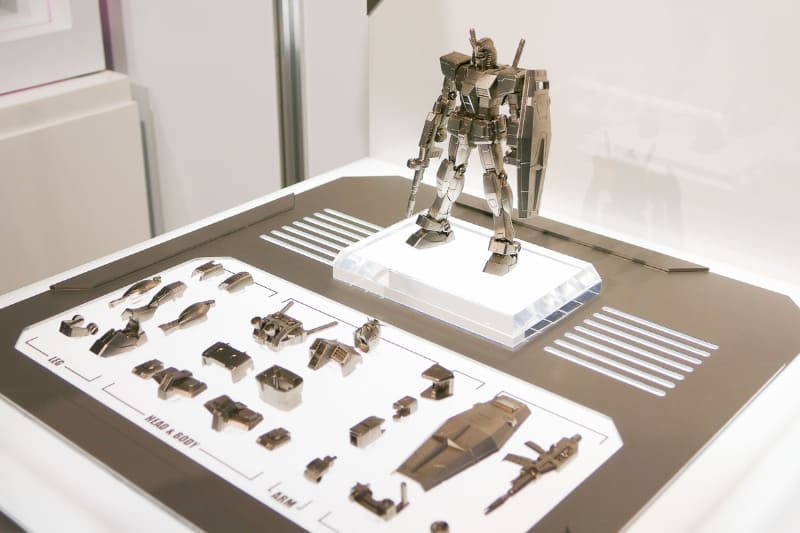 装甲を組み立てて楽しむことができる