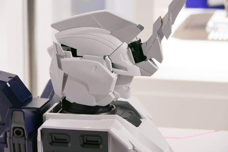 メインカメラのせり出しなど細かい点も再現