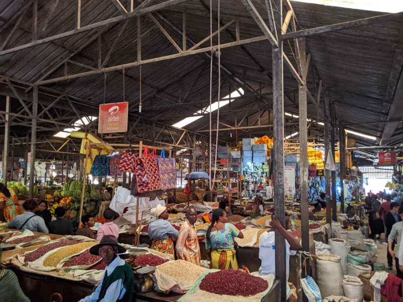 キガリ市内最大のローカル市場「キミロンコマーケット(Kimironko Market)」