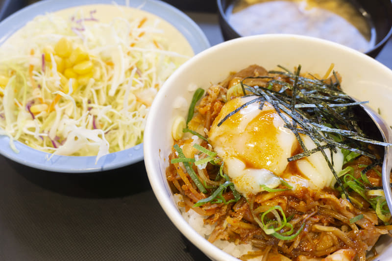 ビビン丼 並盛と生野菜。みそ汁を豚汁に変更することもできます