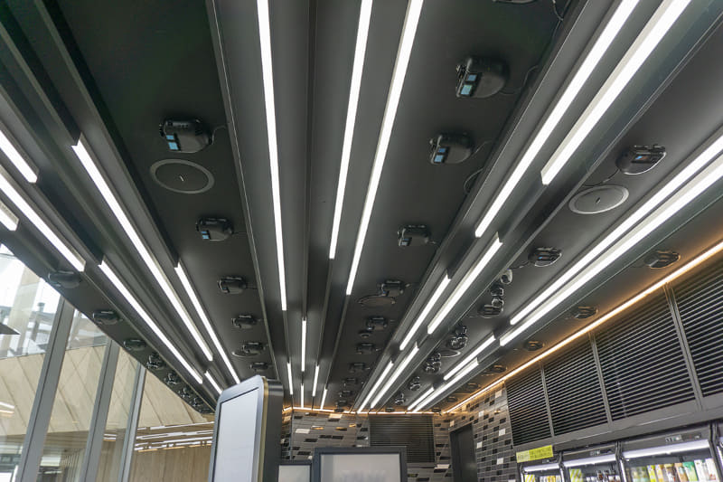 天井に設置されたセンサーカメラ