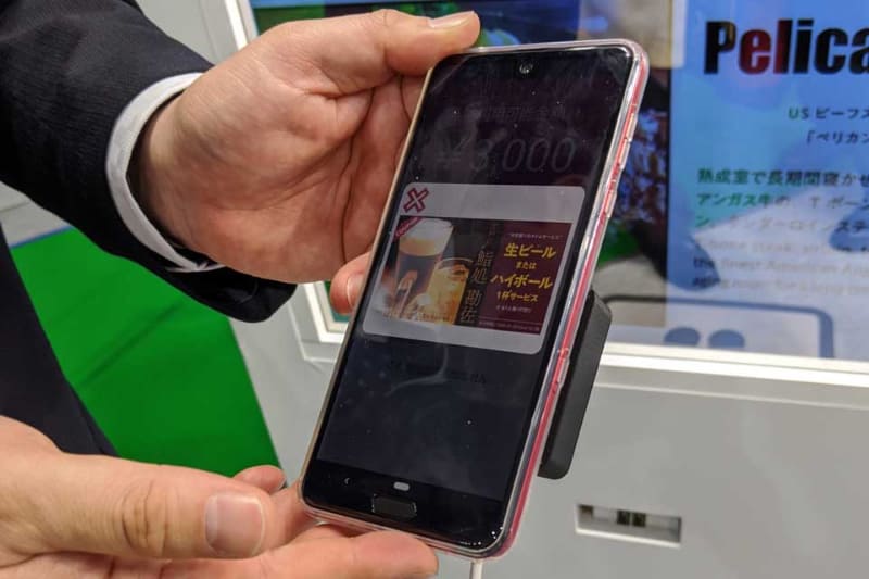 位置測定にUWBを使うため、多くのスマートフォンは標準のハードウェアでサポートしていない。今回のケースでは外部デバイスの補助を必要とする