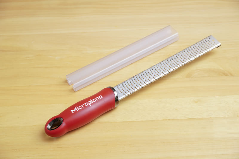 半透明のプラスチック製カバー付きで、刃が鋭くても安心して収納できる