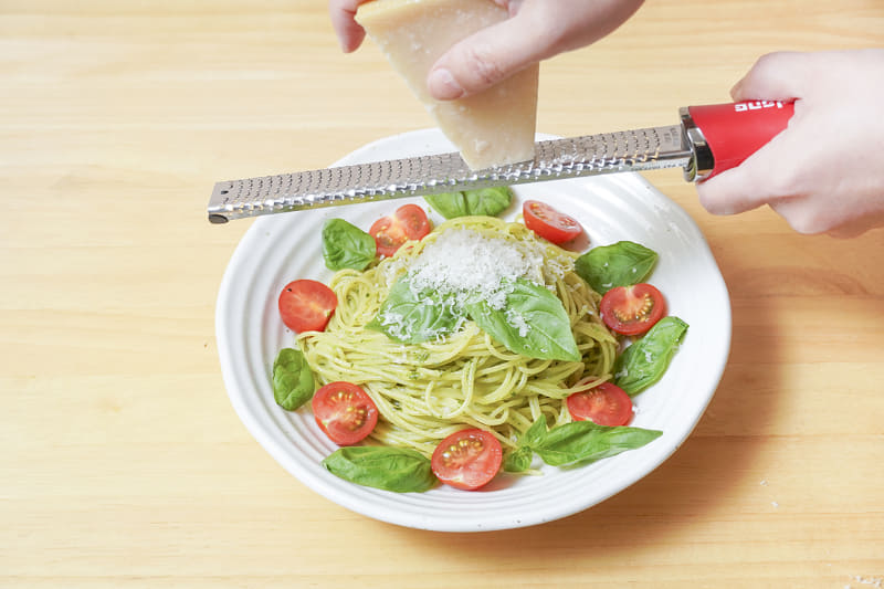 パスタだけでなく、すりおろしチーズはサラダやトーストにもよく合う