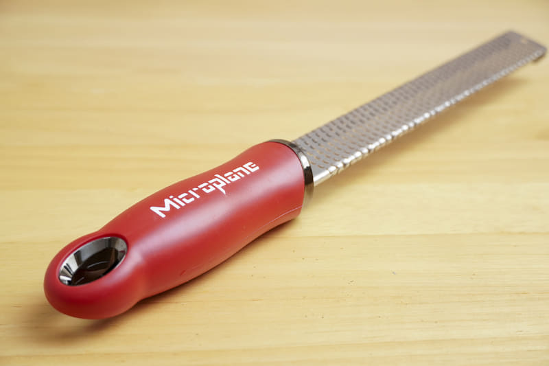 先端にはフックに引っかけることができる大きめの穴が空いている