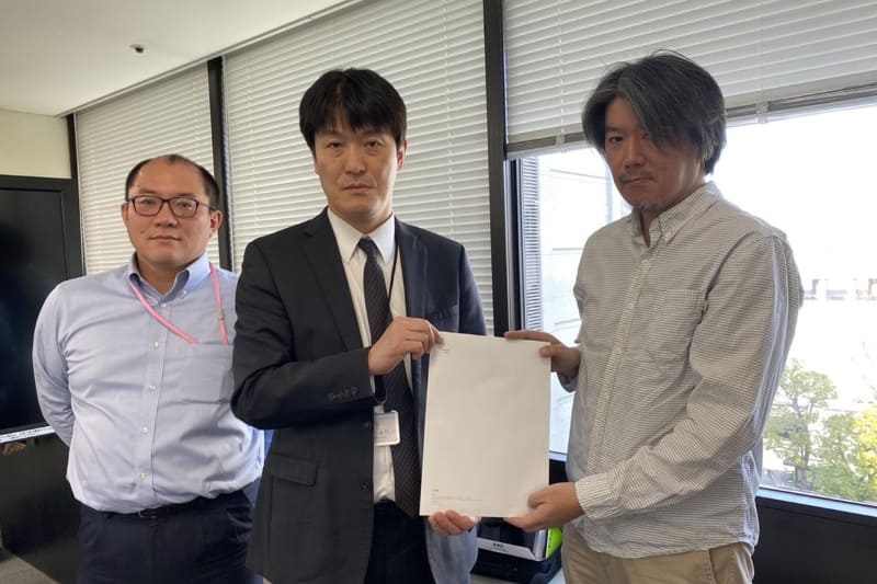 左から、厚生労働省新型コロナウイルス対策本部クラスター対策班・北海道大学教授 西浦博 氏、厚生労働省結核感染課長 日下英司氏、LINE執行役員 公共政策・CSR担当 江口清貴氏