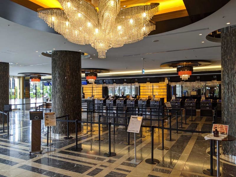 ホテルのフロント。早朝8時台は通常のチェックイン時間ではないため自動チェックイン端末はすべて停止しており、有人カウンター対応だった