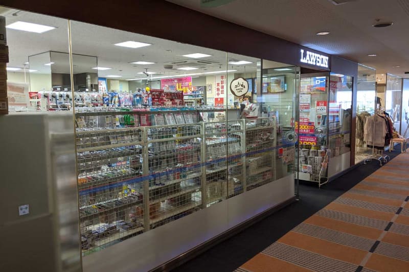 館内にはコンビニのローソンとドラッグストアのマツモトキヨシがあるため、飲み物の補充なども困らない。アパは各部屋に冷蔵庫があるのもポイントだ。食事も近くにいろいろあり、荷物を置いたまま外出できる