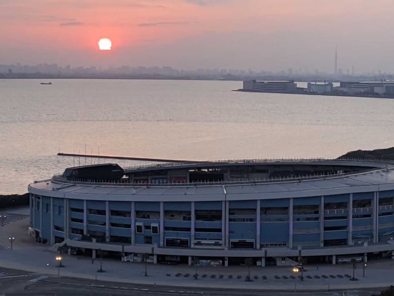 アパホテルでのテレワーク応援プランを使った日帰りプランの制限時間は夜7時まで。窓からスカイツリーの見える風景で日没を眺めつつ、片付けを始める