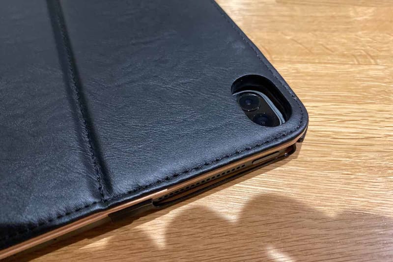 Amazonで購入した12.9インチiPad Pro用カバー。2018年版用なので、カメラの部分が合わない