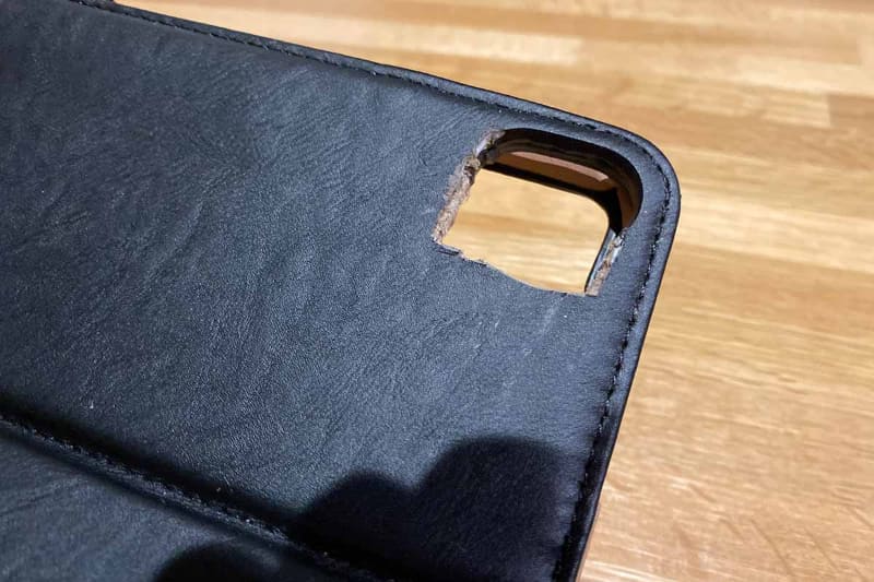 デザインナイフでザクザクカット。ケースだけを見るとあんまりキレイに切れていないが、縁を黒く塗って本体を付けてしまうと目立たない