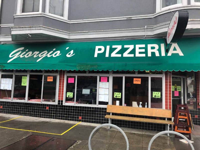 ピザ屋ではメインの入り口を封鎖して、臨時に作ったテイクアウト用カウンターへと誘導する張り紙を窓に貼り付けている(写真提供：Stania Zbela)