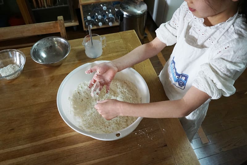 指に粉がくっついてくる感じの粘り気。作業前にはよく手を洗いましょう
