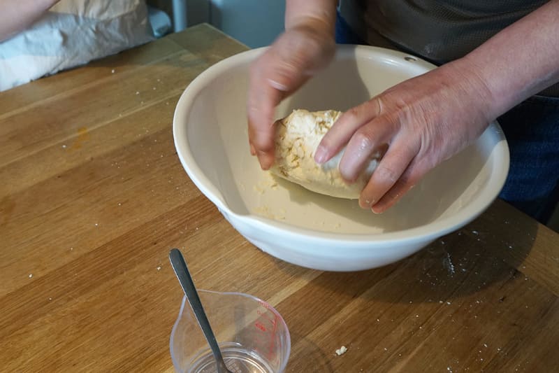 こねてこねて団子状に。力まかせなので、お父さん・お母さんにバトンタッチ