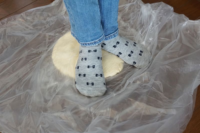 とはいえ、生地を踏むという非日常に娘も楽しくなる