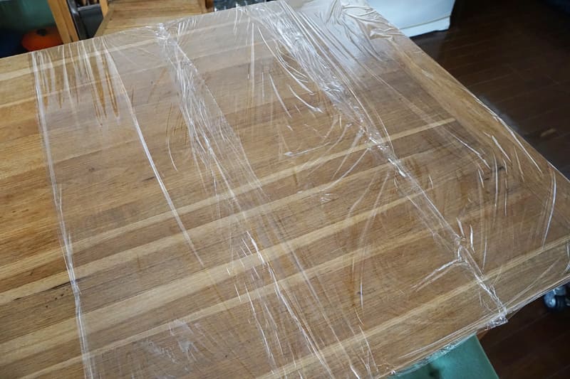 テーブルをラップして簡易のし板の完成