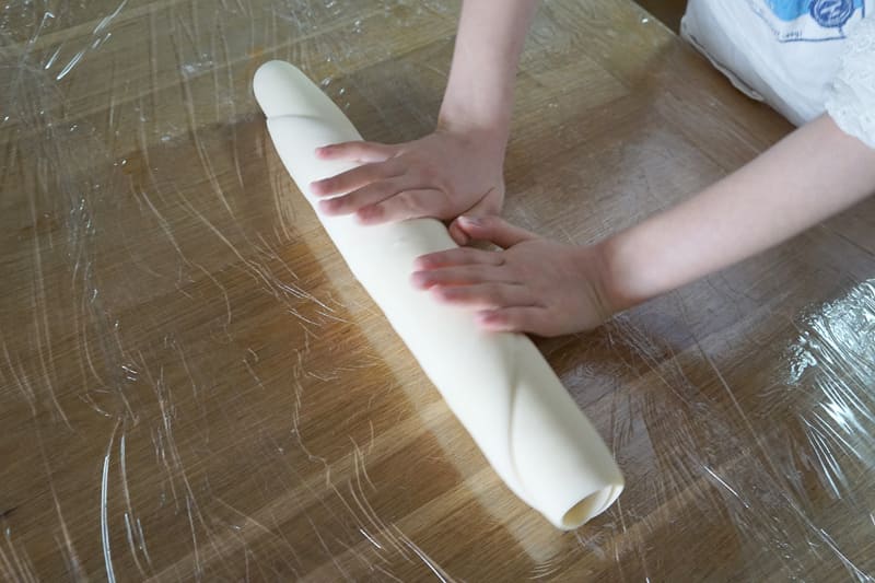 巻き付けて押し転がすを何度となく。タテ方向、ヨコ方向と十字に広げる