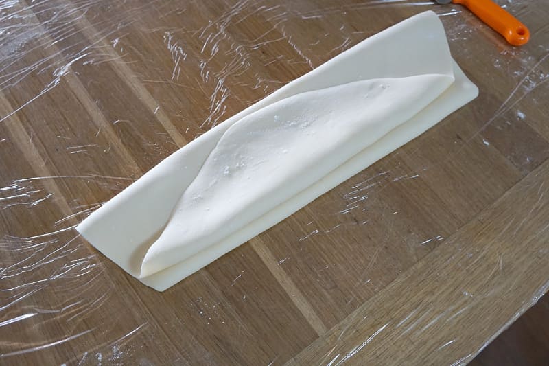 包丁で切りやすいよう、びょうぶ畳みにする