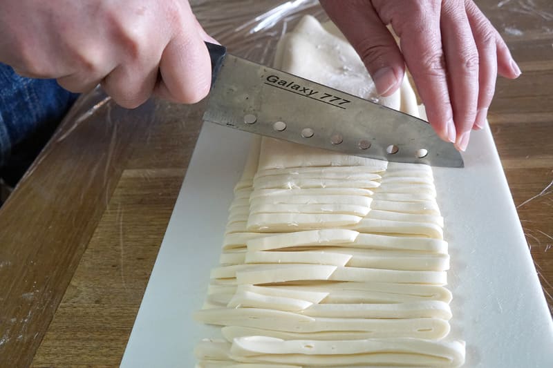 包丁の先の峰に手を添えると押し切りやすい