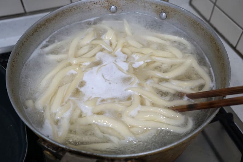 ゆで時間は7分から10分ほど、お好みで。つまみ食いしてゆで具合を確認するのがおすすめ