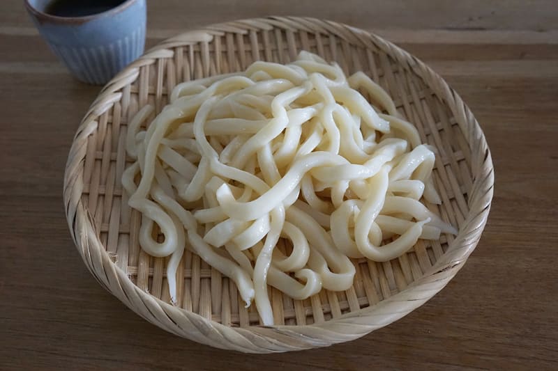 完成したざるうどん。ツルツルシコシコ